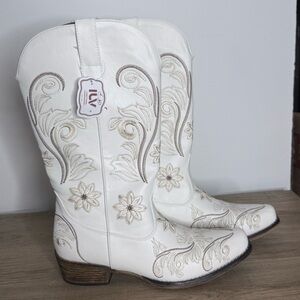 IUV White Embroidered Western Cowboy Boots -New - Size 9.5